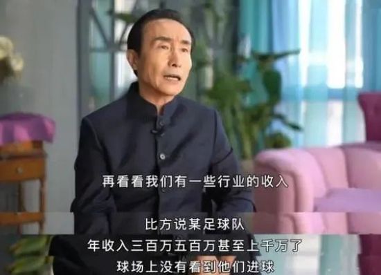 男人舔美女尿口